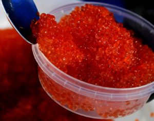 Продажа красной икры на продовольственной ярмарке во Владивостоке. Виталий Аньков / РИА Новости