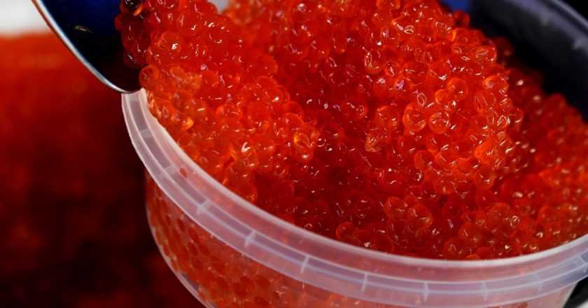 Продажа красной икры на продовольственной ярмарке во Владивостоке. Виталий Аньков / РИА Новости