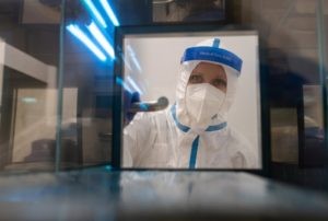 Медицинский работник в морге госпиталя для больных COVID-19 в Московском клиническом центре инфекционных болезней "Вороновское". Илья Питалев / РИА Новости