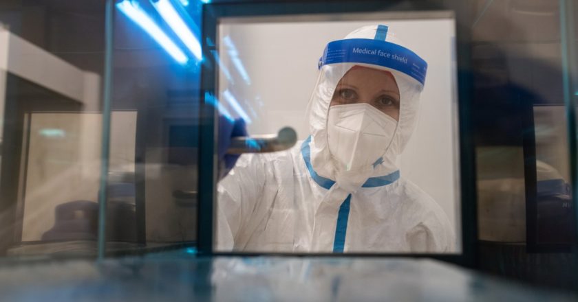 Медицинский работник в морге госпиталя для больных COVID-19 в Московском клиническом центре инфекционных болезней "Вороновское". Илья Питалев / РИА Новости