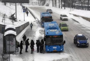 Люди на автобусной остановке. Виталий Аньков / РИА Новости