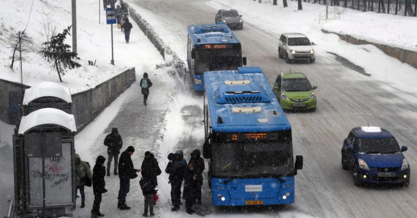 Люди на автобусной остановке. Виталий Аньков / РИА Новости