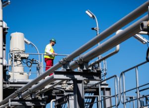 Специалист работает на территории газораспределительного центра магистрального газопровода "Северный поток-2" в городе Любмин в Германии. Дмитрий Лельчук / РИА Новости