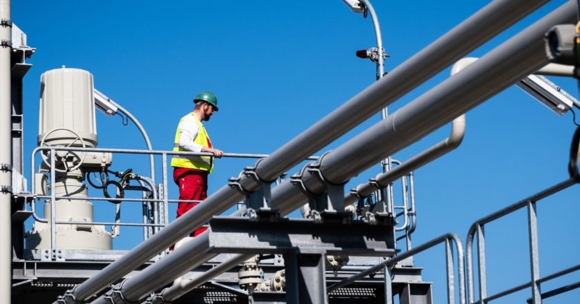 Специалист работает на территории газораспределительного центра магистрального газопровода "Северный поток-2" в городе Любмин в Германии. Дмитрий Лельчук / РИА Новости