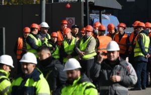 Рабочие возле одной из строек в Москве. Максим Блинов / РИА Новости