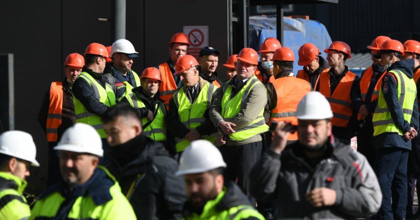 Рабочие возле одной из строек в Москве. Максим Блинов / РИА Новости