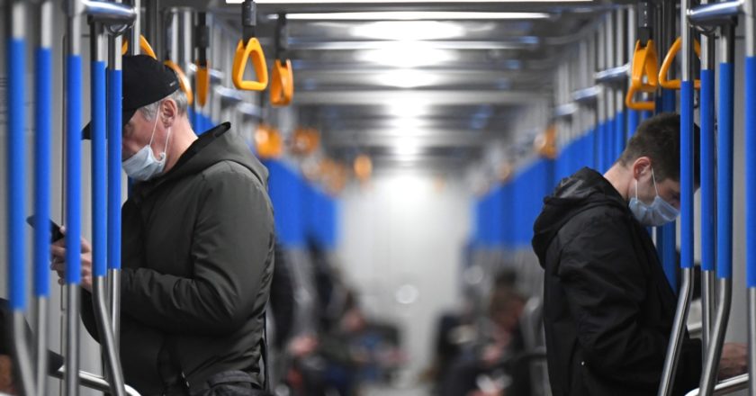 Пассажиры в вагоне московского метрополитена в Москве. В Москве с 28 октября по 7 ноября введен режим нерабочих дней из-за ухудшения ситуации с коронавирусом. Кирилл Каллиников / РИА Новости