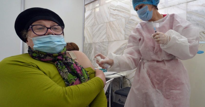 Медицинский работник вводит вакцину посетительнице самого крупного на Южном Урале центра вакцинации от COVID-19, открытом во дворце спорта "Юность" в Челябинске. В центре работает 20 медицинских бригад. Ежедневная пропускная способность центра - более 1000 человек. Александр Кондратюк / РИА Новости