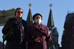 Женщины на Красной площади в Москве. В Москве с 28 октября по 7 ноября введен режим нерабочих дней из-за ухудшения ситуации с коронавирусом. Максим Блинов / РИА Новости