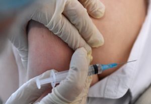 Медицинский сотрудник делает прививку от COVID-19 во время выездной вакцинации в отеле "River Park" в Новосибирске. Александр Кряжев / РИА Новости
