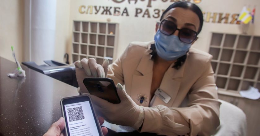 Сотрудница санатория "Здоровье" в Железноводске, где проходит программа реабилитации после перенесенного заболевания новой коронавирусной инфекцией COVID-19, проверяет наличие QR-кода у посетителя. Денис Абрамов / РИА Новости