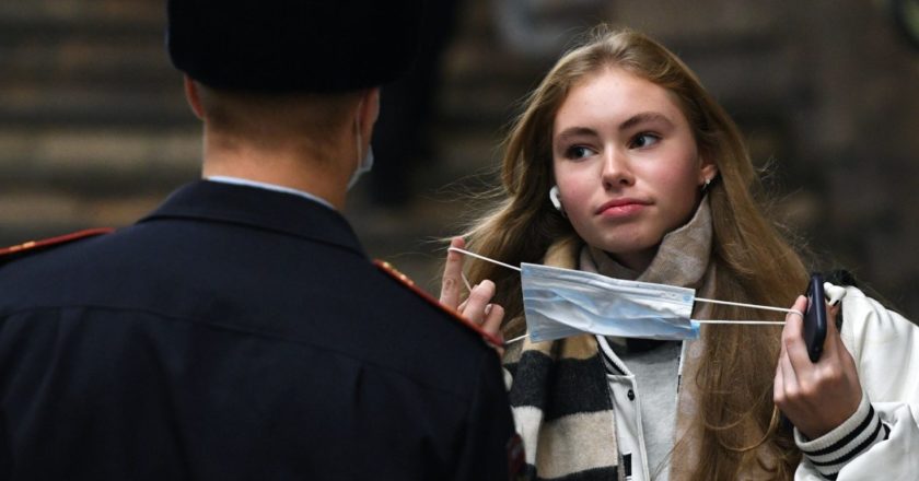 Сотрудник полиции и пассажир во время рейда по соблюдению масочного режима в метро на станции "Красный проспект" в Новосибирске. Александр Кряжев / РИА Новости