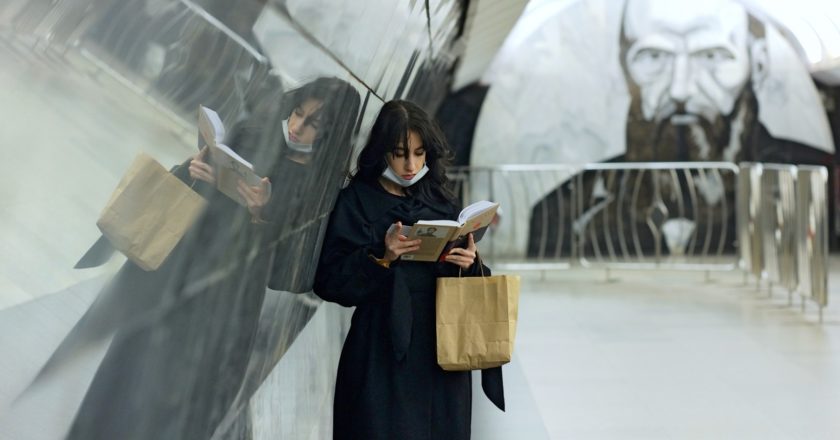 Девушка читает книгу на станции московского метрополитена "Достоевская". Сергей Пятаков / РИА Новости