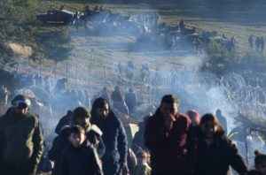 Лагерь нелегальных мигрантов на белорусско-польской границе. 8 ноября больше тысячи находящихся в Белоруссии беженцев из стран Ближнего Востока и Северной Африки выдвинулись в сторону польской границы. Власти Польши расценили это как "крупнейшую попытку массового силового проникновения" и усилили охрану границы. Виктор Толочко / Sputnik