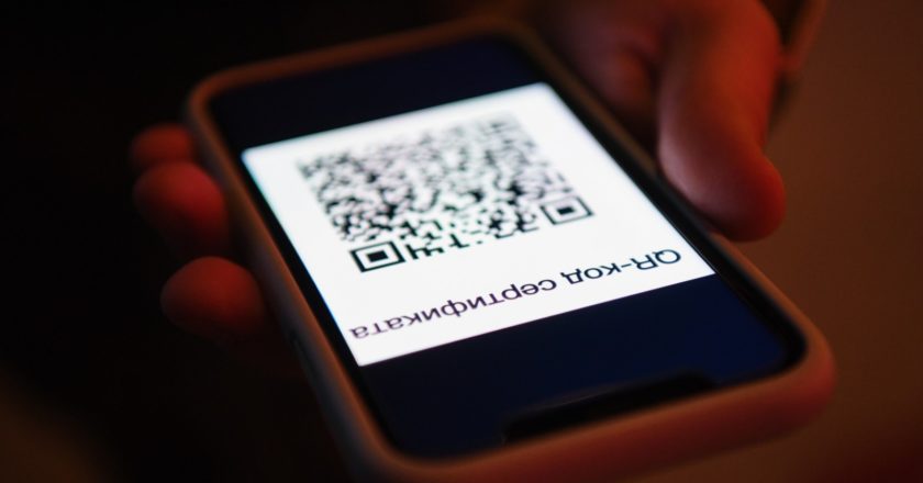 Демонстрация проверки QR-кода в ресторане Bla Bla Bar в Новосибирске. С 12 ноября в регионе будет действовать система QR-кодов, подтверждающих прохождение вакцинации от COVID-19, при посещении предприятий общественного питания, выставочных мероприятий, баз отдыха, санаториев, при этом разрешается работа общепита с 23.00 до 6.00 часов. Александр Кряжев / РИА Новости