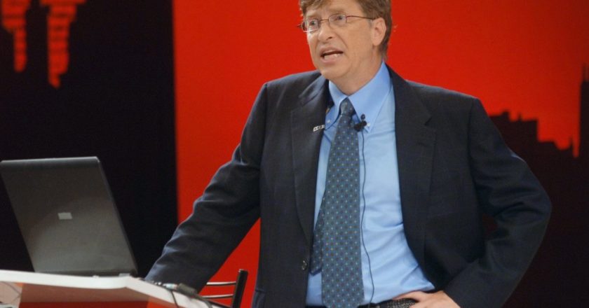 Экс-председатель правления корпорации "Microsoft" Билл Гейтс во время встречи с пользователями компании "Microsoft" в Московском международном Доме музыки. Владимир Вяткин / РИА Новости