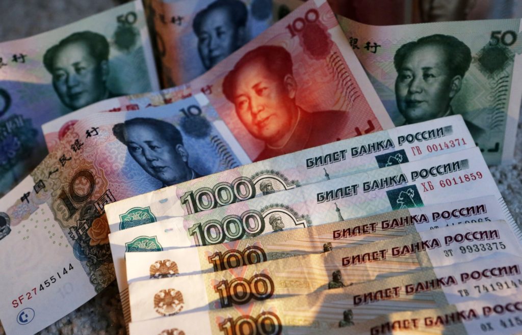 Китайские банкноты номиналом в 100, 50, 20, 10 и 5 юаней и российские 1000 и 100 рублевые купюры. Александр Демьянчук / РИА Новости