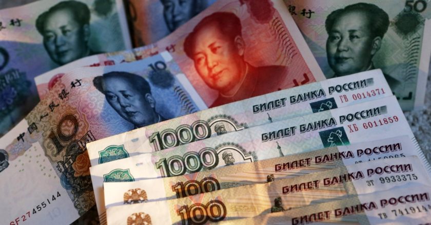 Китайские банкноты номиналом в 100, 50, 20, 10 и 5 юаней и российские 1000 и 100 рублевые купюры. Александр Демьянчук / РИА Новости