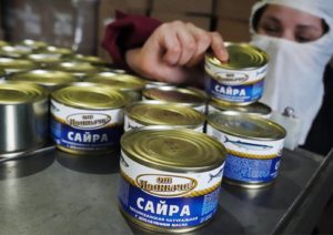 Консервы на участке упаковки рыбоперерабатывающего комплекса "Корат" в Калининградской области. Игорь Зарембо / РИА Новости