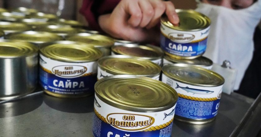Консервы на участке упаковки рыбоперерабатывающего комплекса "Корат" в Калининградской области. Игорь Зарембо / РИА Новости
