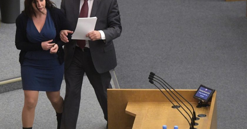Первый заместитель председателя комитета Государственной Думы РФ по образованию и науке Олег Смолин перед выступлением на пленарном заседании Государственной Думы РФ. Владимир Федоренко / РИА Новости