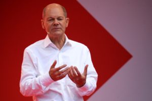 Кандидат в канцлеры ФРГ от партии SPD Олаф Шольц во время своего предвыборного митинга в Кельне. Евгений Одиноков / РИА Новости