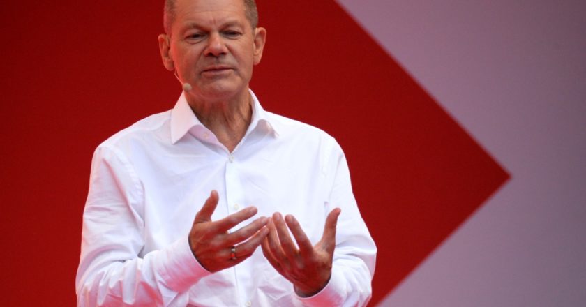 Кандидат в канцлеры ФРГ от партии SPD Олаф Шольц во время своего предвыборного митинга в Кельне. Евгений Одиноков / РИА Новости