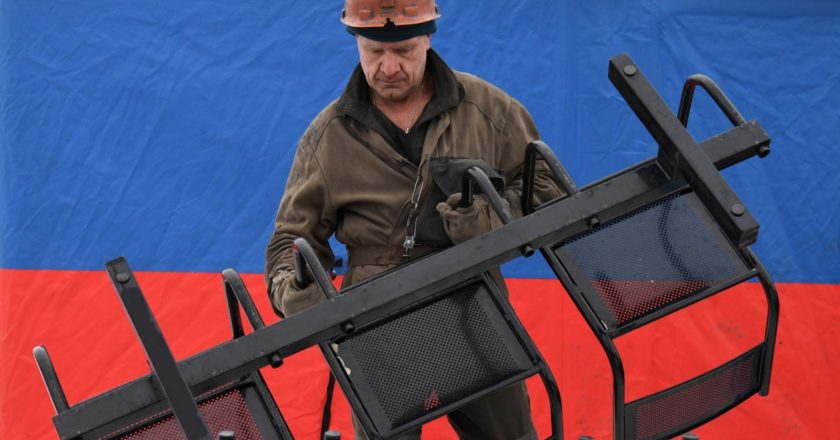 Рабочий шахты "Листвяжная" в городе Белово помогает разбирать палаточный лагерь сотрудникам МЧС РФ. На шахте "Листвяжная" утром 25 ноября произошел пожар. В момент задымления там находились 285 человек. Александр Кряжев / РИА Новости