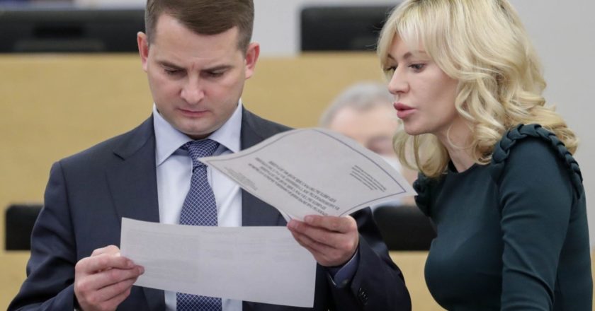 Председатель комитета Государственной Думы РФ по труду, социальной политике и делам ветеранов Ярослав Нилов и член комитета Государственной Думы РФ по труду, социальной политике и делам ветеранов Екатерина Стенякина на пленарном заседании Государственной Думы РФ. Изображение является раздаточным материалом, предоставлено третьей стороной. Только редакционное использование. Запрет на архивирование, коммерческое использование, рекламную кампанию. Пресс-служба Государственной Думы РФ