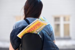 Девушка на ярмарке вакансий для ищущих или желающих сменить работу граждан в Центре занятости населения. Максим Богодвид / РИА Новости