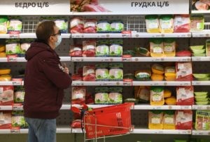 Покупатель выбирает куриную грудку в гипермаркете "Ашан" в Новосибирске. Александр Кряжев / РИА Новости