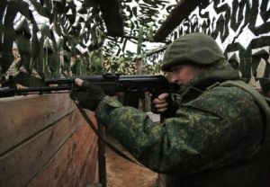 Боец НМ ДНР в окопе на своих укрепленных позициях на окраине города Ясиноватая. Военнослужащие Народной Милиции (НМ) ДНР несут службу на передовой, которая граничит с позициями украинских войск на расстоянии местами до 1-2 км. Сергей Аверин / РИА Новости