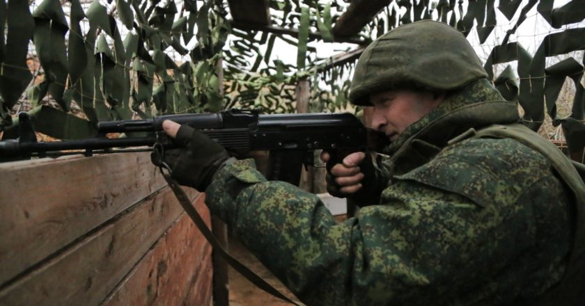 Боец НМ ДНР в окопе на своих укрепленных позициях на окраине города Ясиноватая. Военнослужащие Народной Милиции (НМ) ДНР несут службу на передовой, которая граничит с позициями украинских войск на расстоянии местами до 1-2 км. Сергей Аверин / РИА Новости