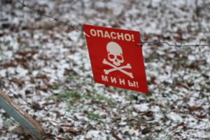 Табличка "Опано! Мины!" в поселке Ясное пригорода Докучаевска возле линии соприкосновения. Сергей Аверин / РИА Новости