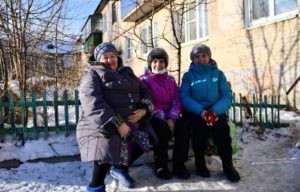 Местные жительницы сидят на лавочке возле жилого дома в Карабаше. Павел Лисицын / РИА Новости