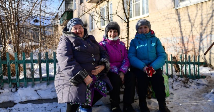 Местные жительницы сидят на лавочке возле жилого дома в Карабаше. Павел Лисицын / РИА Новости