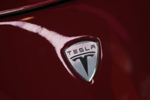 Эмблема Tesla на автомобиле. Виталий Белоусов / РИА Новости