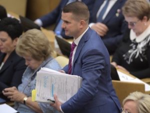 Председатель комитета Госдумы РФ по труду, социальной политике и делам ветеранов Ярослав Нилов на пленарном заседании Государственной Думы РФ. Владимир Федоренко / РИА Новости