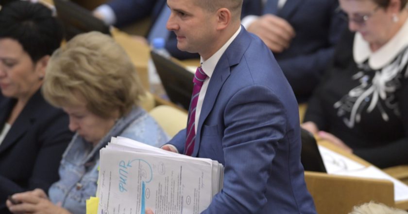 Председатель комитета Госдумы РФ по труду, социальной политике и делам ветеранов Ярослав Нилов на пленарном заседании Государственной Думы РФ. Владимир Федоренко / РИА Новости