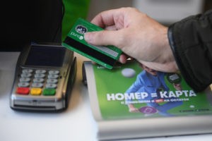 Посетитель расплачивается банковской картой в салоне сотовой связи "Мегафон" в Москве. Евгений Одиноков / РИА Новости