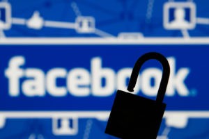 Логотип социальной сети Facebook. Рамиль Ситдиков / РИА Новости