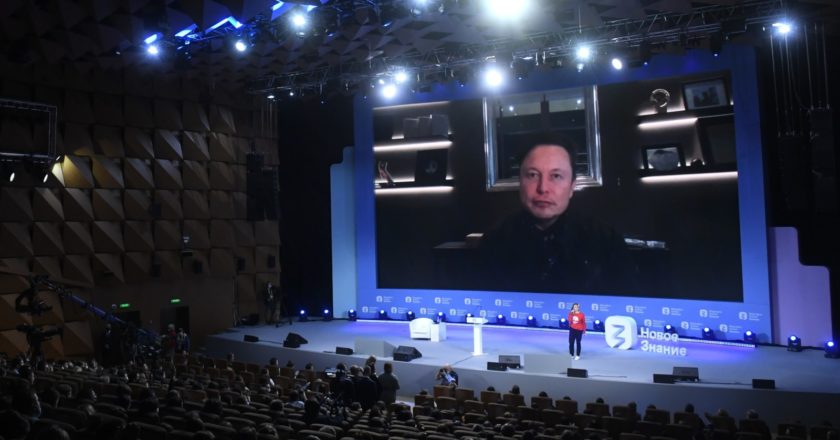 Предприниматель, инженер, основатель Space X Илон Маск во время выступления в рамках трехдневного просветительского марафона общества "Новое Знание" в Москве. Кирилл Каллиников / РИА Новости