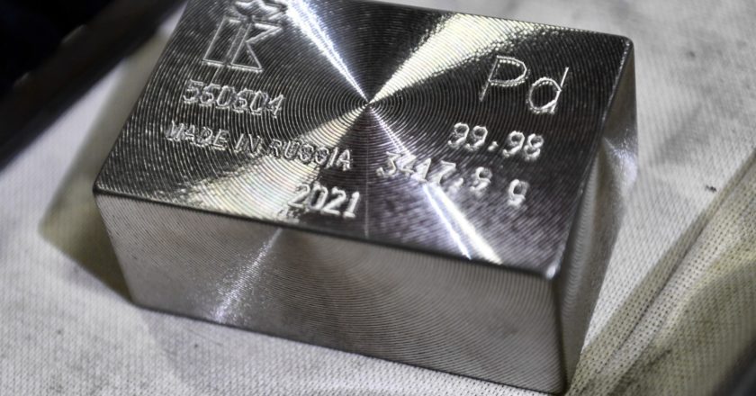 Слиток палладия высшей пробы 99,98% чистоты на Екатеринбургском заводе по обработке цветных металлов (АО "ЕЗ ОЦМ") в городе Верхняя Пышма Свердловской области. Павел Лисицын / РИА Новости