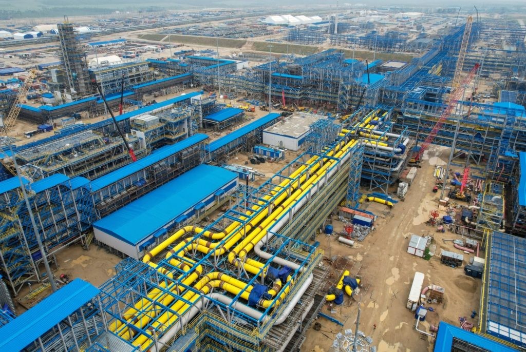 Сети трубопроводов сырьевого и товарного газа Амурского ГПЗ. Амурский ГПЗ расположен рядом с г. Свободным Амурской области. Проектная мощность — 42 млрд куб. м газа в год. Завод перерабатывает многокомпонентный газ, поступающий по газопроводу "Сила Сибири". После выхода по полную мощность Амурский ГПЗ ежегодно будет выпускать 38 млрд куб. м очищенной метановой фракции; 2,4 млн тонн этана; 1,5 млн тонн сжиженных углеводородных газов (пропан и бутан); 200 тыс. тонн пентан-гексановой фракции, а также 60 млн куб. м гелия — крайне востребованного элемента для высокотехнологичных отраслей промышленности. Павел Львов / РИА Новости