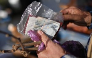 Деньги в руках покупательницы на сельскохозяйственной ярмарке в Симферополе. Константин Михальчевский / РИА Новости