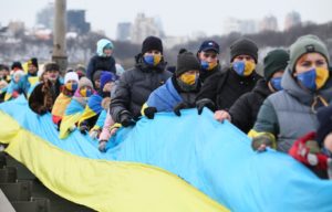 Участники шествия по случаю празднования Дня соборности Украины на мосту Патона в Киеве создают "живую цепь", символизирующую воссоединение правобережной и левобережной Украины. Праздник посвящен 103-й годовщине провозглашения Акта Воссоединения Украинской Народной Республики (УНР) и Западно-Украинской Народной Республики (ЗУНР). Стрингер / РИА Новости