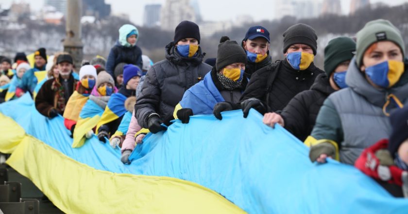 Участники шествия по случаю празднования Дня соборности Украины на мосту Патона в Киеве создают "живую цепь", символизирующую воссоединение правобережной и левобережной Украины. Праздник посвящен 103-й годовщине провозглашения Акта Воссоединения Украинской Народной Республики (УНР) и Западно-Украинской Народной Республики (ЗУНР). Стрингер / РИА Новости