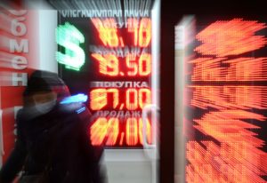 Электронное табло с информацией о курсе валют на одной из улиц в Москве. Максим Блинов / РИА Новости