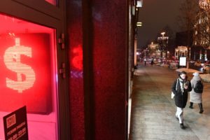 Электронное табло со знаком доллара на одной из улиц в Москве. Михаил Воскресенский / РИА Новости