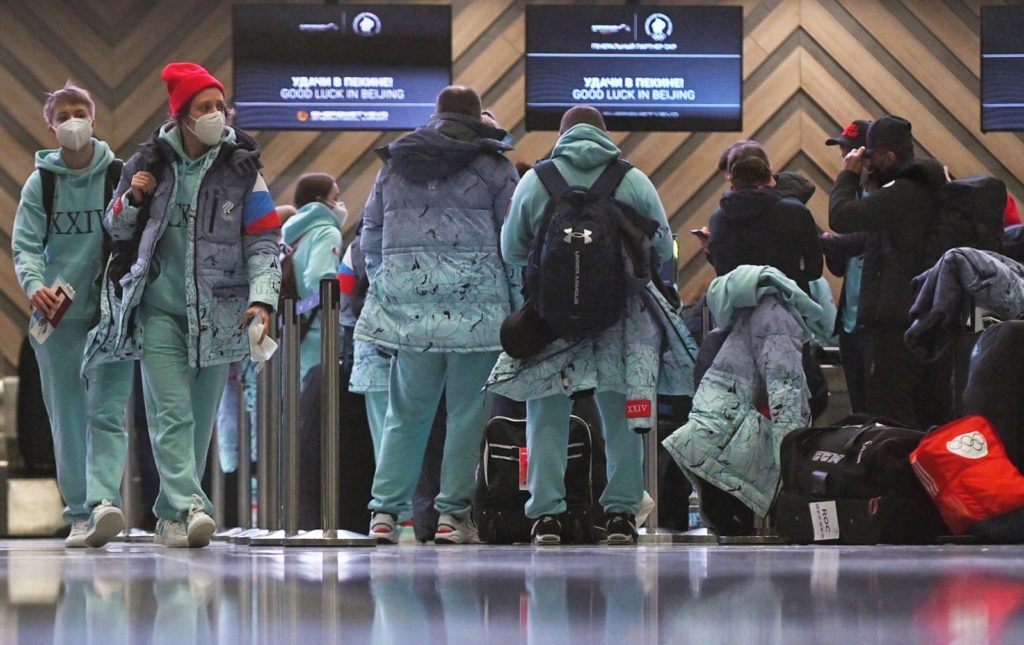 Спортсмены олимпийской сборной России в терминале С международного аэропорта Шереметьево им. А.С. Пушкина перед отлетом на XXIV Олимпийские зимние игры в Пекин. Евгений Одиноков / РИА Новости